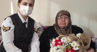 Jandarma ekipleri, 108 yaşındaki kadını ziyaret etti