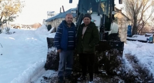 Karda mahsur kalan çoban ve keçi sürüsü kurtarıldı
