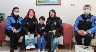 Mersin'de hayali polislik olan çocuk ziyaret edildi