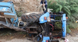 Osmaniye'de devrilen traktördeki 2 kişi yaralandı