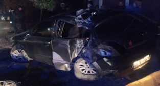 Osmaniye'de otomobilin çarptığı elektrik direği yıkıldı