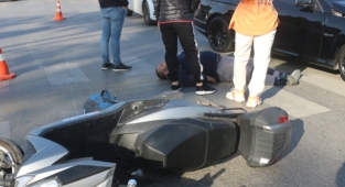 Otomobilin çarptığı elektrikli bisikletin sürücüsü yaralandı