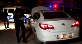 Otomobille kaçmaya çalışan 3 şüpheli yakalandı.