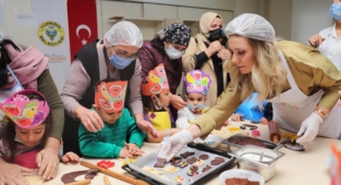 Raziye Kocaispir minik şeflerle kurabiye yaptı
