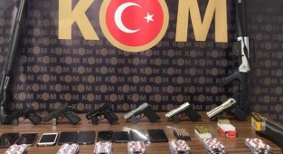 Silah kaçakçılığı operasyonunda 10 zanlı yakalandı