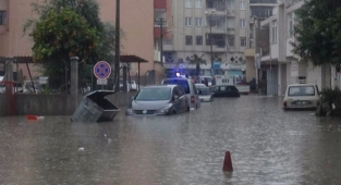 Silifke'de sağanak nedeniyle ev ve iş yerleri su altında kaldı
