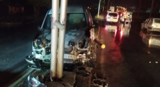 Tarsus'ta elektrik direğine çarpan hafif ticari araç yandı