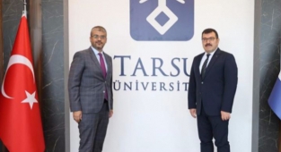 Tarsus'ta öğrenci ve akademisyenlerle buluştu