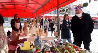 Yeni yıl hediyeleri üreten kadınlardan