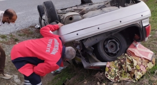Devrilen otomobildeki 4 kişi yaralandı