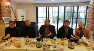 ‘Gazeteciler kamuoyunu aydınlatmaktadır’