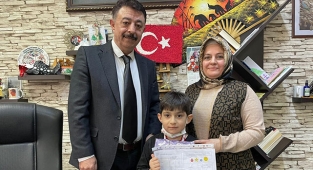 Hayatını kurtardığı öğrencisine karnesini verdi