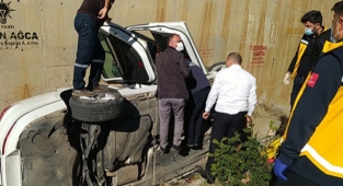 İstinat duvarına çarpan otomobildeki 2 kişi yaralandı