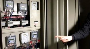Kabloları çalan hırsız apartmanı elektriksiz bıraktı