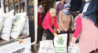 KADIN ÇİFTÇİLERE KOMPOST DESTEĞİ
