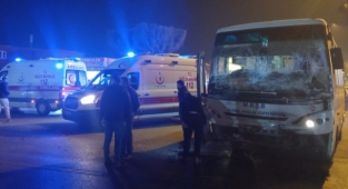 Kamyon ile halk otobüsü çarpıştı, 6 kişi yaralandı