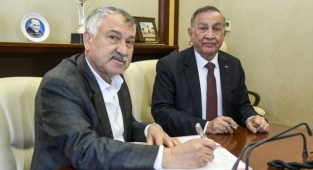 Nihayet el sıkıştılar