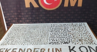 Otomobilde 1206 bronz ve gümüş sikke ele geçirildi