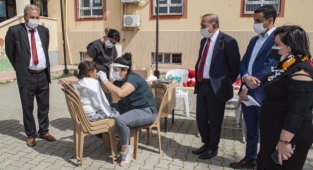 SEYHAN ÇOCUKLARIN SAKLI GÜLÜŞLERİNİ ARIYOR