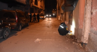 SİLAHLI KAVGANIN ORTASINDA KALDI
