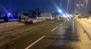 Tır ile ticari araç çarptı: 5 yaralı
