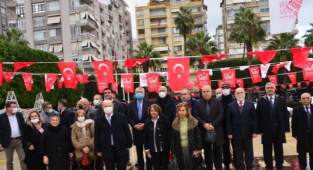 Yağmur altında 10 Ocak kutlaması