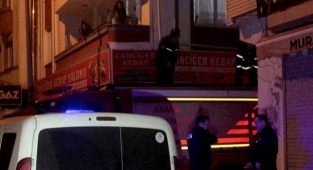 Yakınlarının ulaşamadığı çocuk evde uyurken bulundu