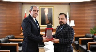 Basri Baş ödülünü aldı