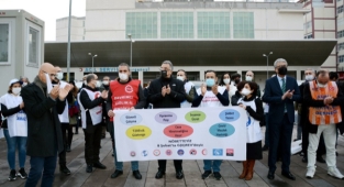 SAĞLIK ÇALIŞANLARI HAK ARIYOR