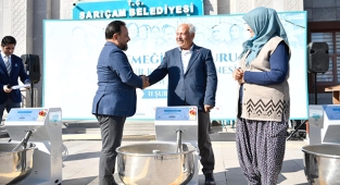 Sarıçam Belediyesi hamur karma makinesi dağıttı