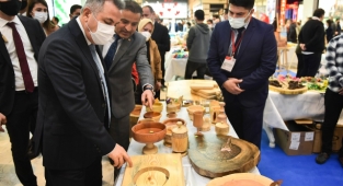 Vali Elban, karma serginin açılışını yaptı