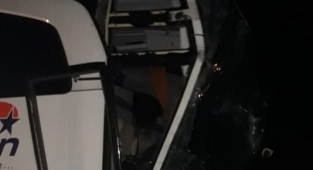 Yolcu otobüsü Tıra çarptı: 1 ölü, 13 yaralı