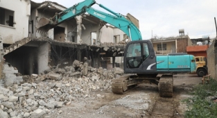 Yüreğir’de metruk bina yıkımı
