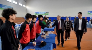 Akay’dan geleceğin futbolcularına moral yemeği