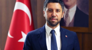 Ay'dan Karalar'a, ''Şovmen başkan''