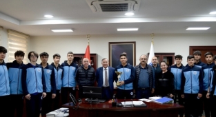 Başkan Akay şampiyonları kutladı