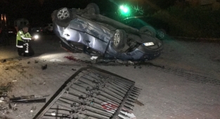 Devrilen otomobilin sürücüsü yaralandı