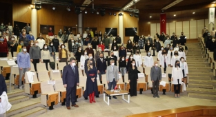 Eczacılık öğrencileri beyaz önlüklerini giydi