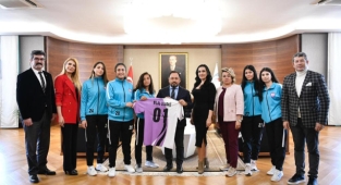Kadın futbolculardan Başkan Uludağ'a ziyaret