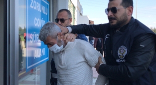 Kızını da öldürmek isterken yakalandı