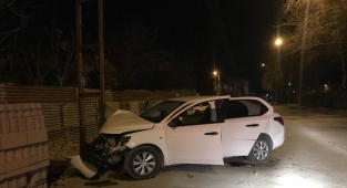 Otomobil elektrik direğine çarptı
