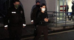 Polise çarpıp kaçan kadınlar barda yakalandı