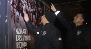 Reklam panosunu çalmaya kalkıştı