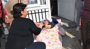 Yaşlı kadın yangında mahsur kaldı