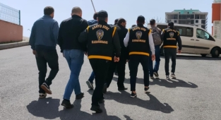 Aranan 2 hükümlü aynı araçta yakalandı