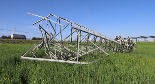 Demirleri çalınan elektrik direği devrildi