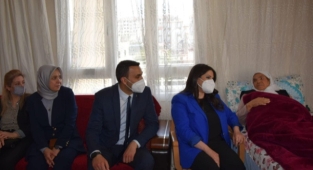 Erdoğan, kanser hastası kadınla görüntülü görüştü