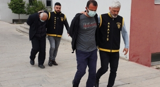 Evden 200 bin liralık altın çaldılar