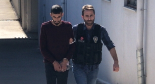Kıyafet dolabında esrar ele geçirildi