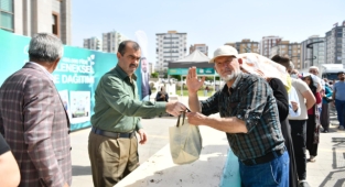 Sarıçam Belediyesi fide dağıttı